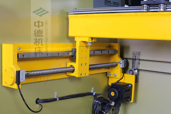 ZDPK-10032X軸配有滾珠絲桿及直線導軌，大功率伺服電機，鋼絲同步帶，能顯著提升X軸定位精度及速度