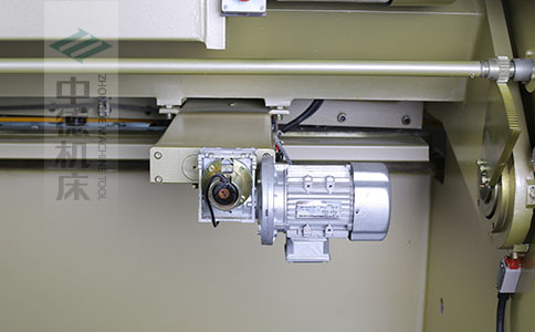 ZDS-840剪板機后檔料結構,平行度高,并采用國內一流品牌軸承,耐磨抗壓壽命長.jpg ZDS-840剪板機后檔料結構,平行度高,并采用國內一流品牌軸承,耐磨抗壓壽命長.jpg