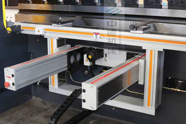 ZDPE10025-4+1軸全封套加強(qiáng)型鋁合金后檔料系統(tǒng)，內(nèi)有成套滾珠絲桿和直線(xiàn)導(dǎo)軌，精度高速度快噪音低.jpg
